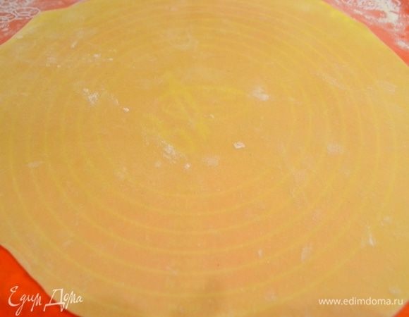 Затем тесто посыпаю мукой, складываю в 2–4 слоя и снова раскатываю, толщина теста должна составлять не более 2 мм. На фото видно, что рисунок на коврике просвечивает сквозь тесто.