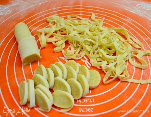 Сворачиваю пласты рулетиками и нарезаю полосками шириной не более 7 мм, поскольку в процессе варки полоски увеличиваются в 2 раза. Но паста может быть разной формы и ширины, учитываем, что нужно нам на данный момент.