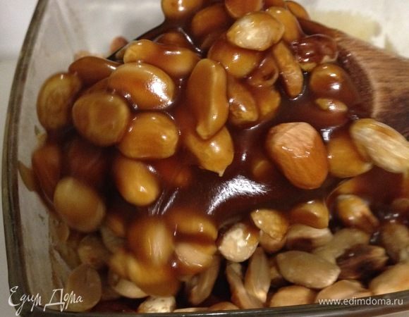 Смешать карамель с орехами.