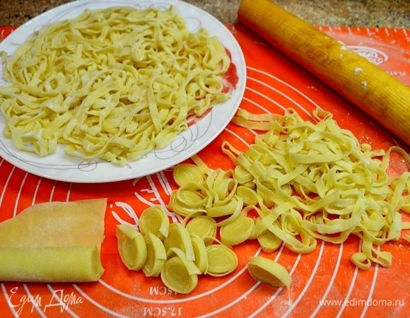 Готовую пасту разворачиваю и пересыпаю мукой. Ее можно сварить немедленно или просушить в течние суток на противне или в духовке (так быстрее). Хранится домашняя паста 1 месяц.