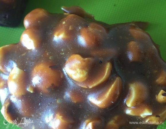 Выложить карамель с арахисом поверх брауни и оправить кексы в морозилку на 1 час.