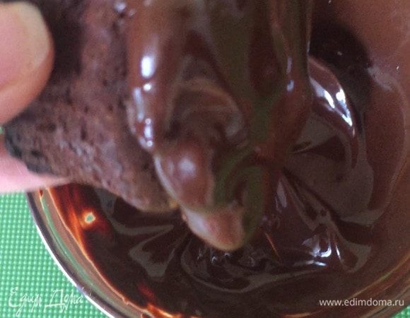 Для глазури растопить шоколад на водяной бане. Добавить растительное масло. Достать кексы из морозилки и окунуть верхнюю часть в глазурь. Вот и все, кексы «Сникерс» готовы)