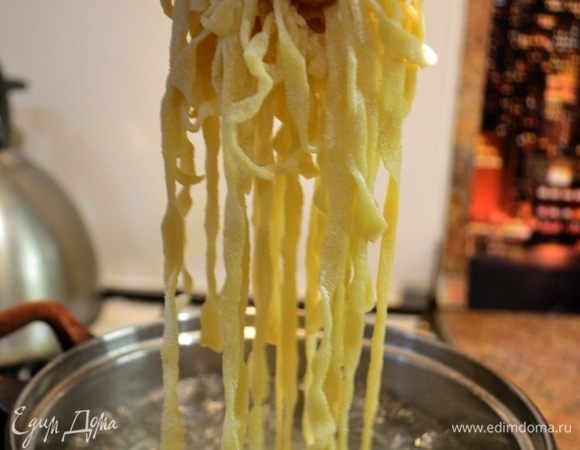 Паста любит пространство. Варить ее следует во вместительной и высокой кастрюле. Солить воду перед самым закипанием.