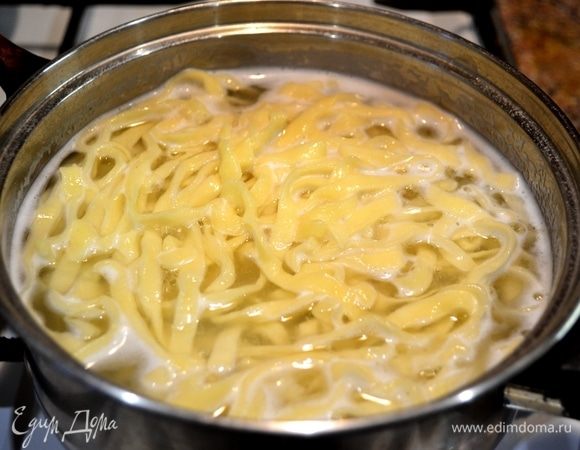 Домашняя лапша готовится очень быстро — буквально 2–3 минуты.