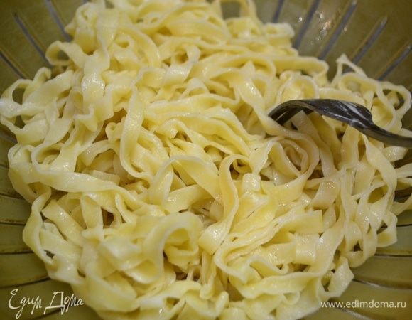 Сливаем пасту в дуршлаг. Масло не добавляем, чтобы впоследствии хорошо впитался соус.