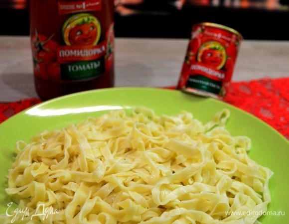 Есть маленький секрет: если паста немного полежала, дожидаясь соуса, и слиплась, то прямо в дуршлаге ополаскиваем ее кипятком — она примет первоначальный вид и будет готова к подаче на тарелку.