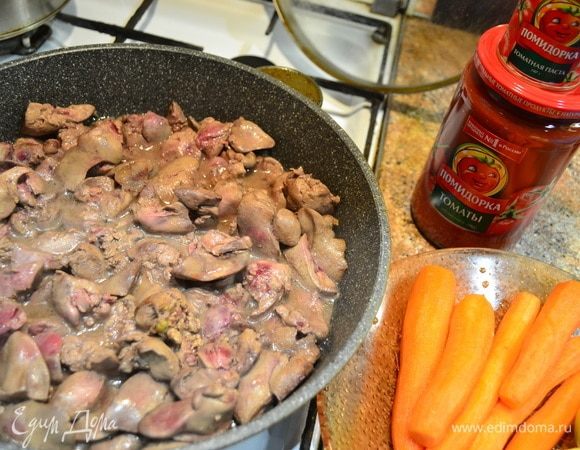 Тем временем в куриную печень добавляем мелконарезанный кубиком лук, морковь, натертую на крупной терке, соль, специи, томатную пасту ТМ «Помидорка», тушим 15 минут. Затем добавляем томаты в собственном соку и зелень, тушим еще 10 минут. Получается очень насыщенный цвет и вкус благодаря продукции ТМ «Помидорка».