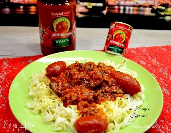 Пасту посыпать сыром, выложить сверху печень с томатным соусом и цельными помидорками.