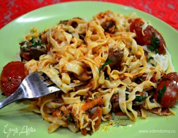 Нарезать макароны ножом — моветон. Едят их, аккуратно наматывая на зубцы вилки по 2–3 ниточки. Втягивать макароны со свистом, перекусывать их и сплевывать в тарелку — это тоже привилегия неаполитанцев. Так что будем за столом представителями высшего общества) Всем приятного аппетита!