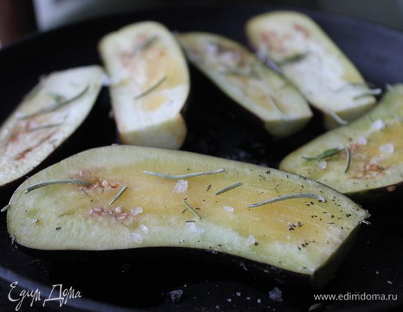 Разрезать баклажаны вдоль, посолить и оставить на полчаса. Затем баклажаны обмакнуть салфеткой. Сделать на мякоти баклажанов надрезы и оправить в духовку под гриль, пока мякоть не станет мягкой.