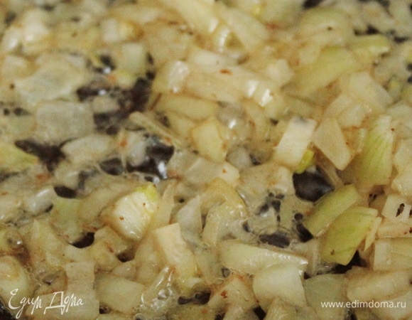 Мелко нарезать чеснок и лук, обжарить их на растительном масле.