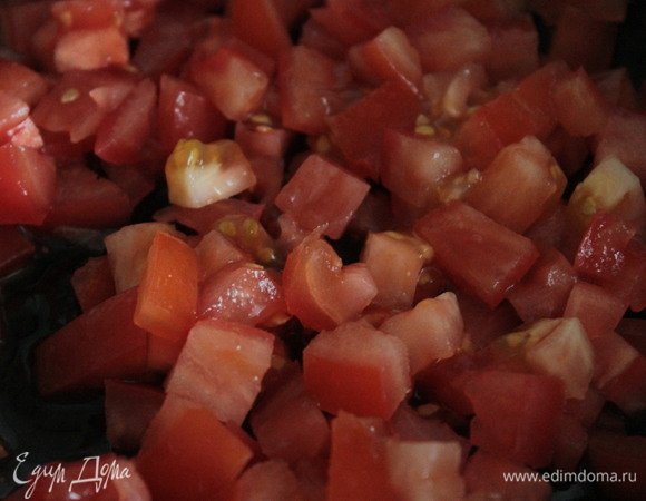 Добавить нарезанное куриное филе. Готовить минут 5. Добавить нарезанные помидоры, томатный соус, соль, перец. Тушить еще 5 минут.