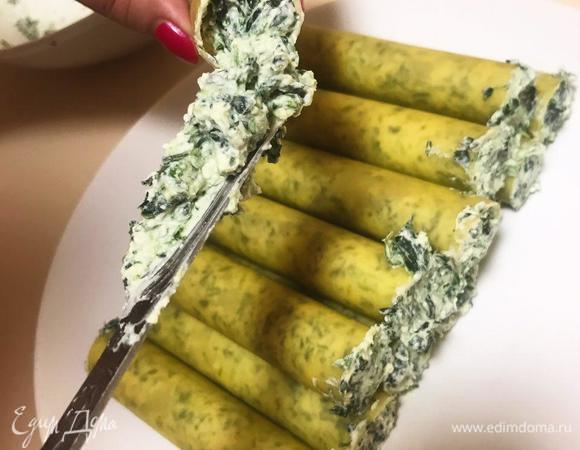 Начинить каннеллони рикоттой со шпинатом.