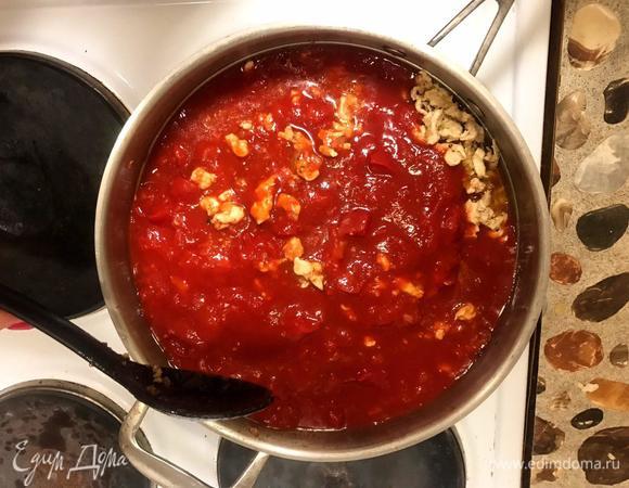 Добавить к курице 2 банки помидоров в собственном соку ТМ «Помидорка», очищенных от кожицы. Хорошо перемешать.