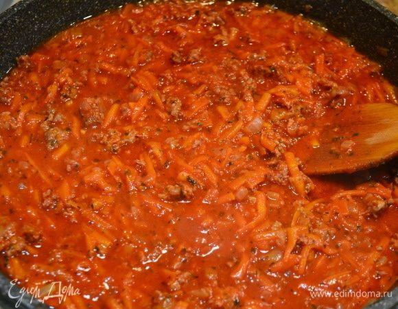 Все перемешать, добавить соль, специи и томить 30 минут под крышкой. Далее — 30 минут без крышки, выпаривая лишнюю жидкость.