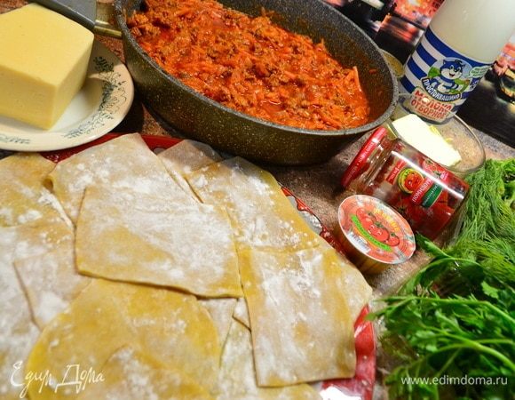 Когда основные ингредиенты будут готовы, примемся за соус бешамель.