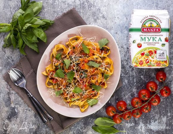 Готовое блюдо посыпьте тертым сыром.