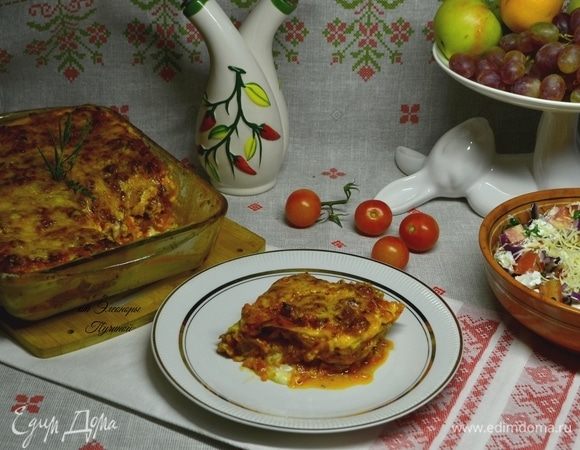 Ну а мы начинаем трапезу, все же не дожидаясь, пока остынет наша лазанья! Как же это умопомрачительно нежно и вкусно!