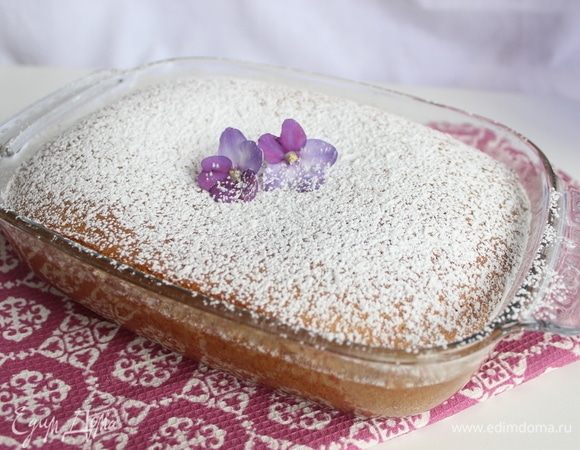 Пирог немного остужаем и зовем всех к столу! Пирог сладкий, поэтому, предупреждая вопросы, скажу, что сладость можно уменьшить, заменив часть сгущенного молока концентрированным (тем, что тоже продается в жестяных банках).