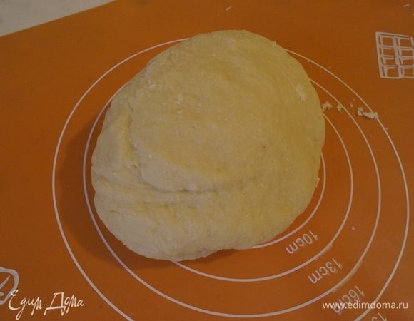 Аккуратно подсыпая муку с краев горки, начать замешивать тесто. В итоге должен получиться плотный, но в тоже время податливый колобок из теста.