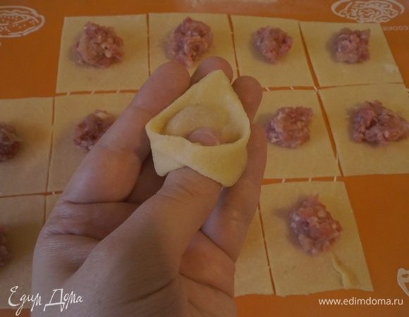 Соединить уголки треугольника, обернув вокруг пальца.