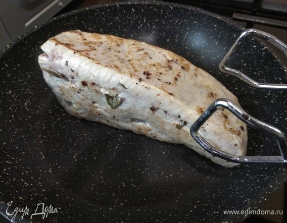 Ставим разогреваться духовку до 200°C. На сухой раскаленной сковороде обжариваем мясо с каждой стороны буквально по 10 секунд. Перекладываем мясо на противень, застеленный пергаментом, и занимаемся соусом.