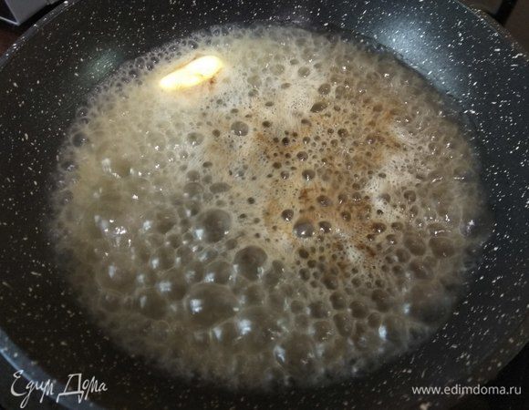 Кладем на сковороду (лучше взять побольше, так как будем готовить в ней после гарнир) сливочное масло и вливаем вино.