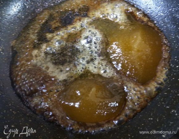 Вино полностью выпариваем и добавляем мед. Перемешиваем, даем немного загустеть и снимаем с огня.