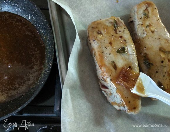 Тщательно обмазываем мясо со всех сторон соусом при помощи кисти. Оставляем примерно треть соуса для гарнира.