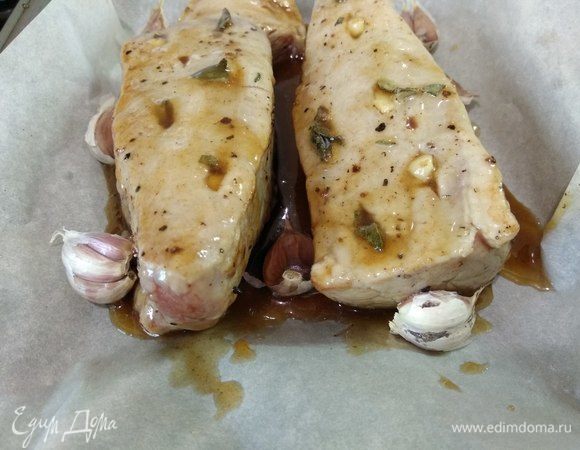 Выкладываем к мясу чеснок, не очищая его.