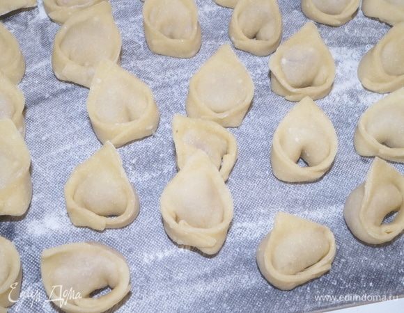 Сформировать тортеллини из оставшегося теста.