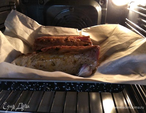 И ставим в духовку запекаться в режиме конвекции на 15–20 минут (зависит от размера кусков мяса).