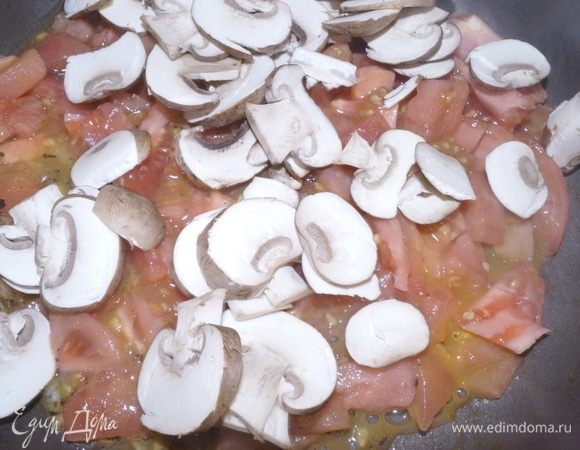 Томаты очистить от шкурки, ошпарив кипятком, нарезать кубиками. Шампиньоны нарезать пластинами. В сковороду выложить помидоры и шампиньоны, тушить на медленном огне около 8 минут.
