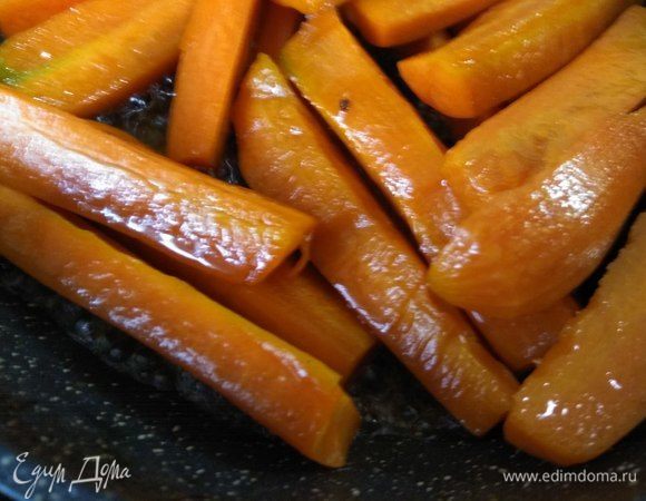 Выкладываем морковь в оставшийся соус и обжариваем ее, периодически перемешивая, в течение 5–7 минут.