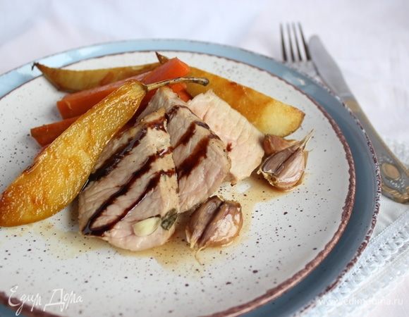 Достаем свинину, нарезаем ее кусочками, выкладываем на тарелку с гарниром и запеченным чесноком, полив образовавшимися в духовке соками. Подаем, и пусть всем будет вкусно! Приятного!