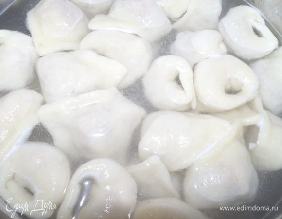 Отварить тортеллини в подсоленной воде.