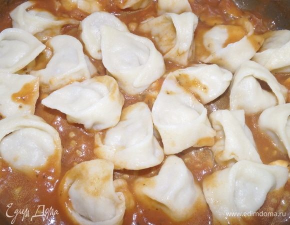 Выложить тортеллини в томатный соус и аккуратно перемешать. Прогреть пару минут.