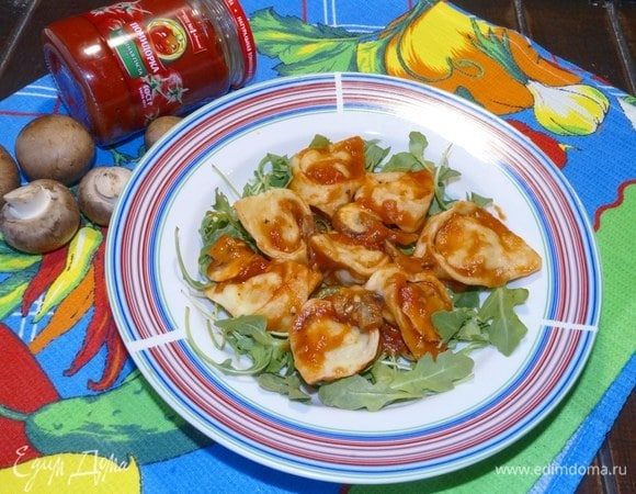 Подать тортеллини к столу с овощами или салатом. Приятного аппетита!