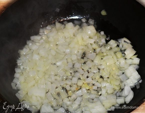 Для соуса нарезаем репчатый лук мелким кубиком и обжариваем на оливковом масле с добавлением сахара до прозрачного состояния. Чеснок натираем на терке (или давим чеснокодавилкой) и добавляем к обжаренному луку.