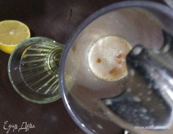 Не прекращая взбивать, начинаем вливать тонкой струйкой растительное масло без запаха (оливковое лучше не брать — очень горчит, его можно добавить буквально пару чайных ложек для вкуса и аромата). Взбиваем до образования густой эмульсии. Масла у меня уходит на 2 яйца примерно 50 мл.