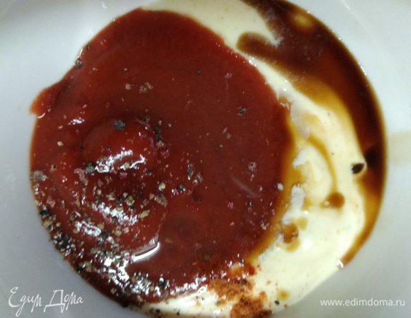 Делаем соус. Соединяем в миске майонез, кетчуп, перец, вустерский соус и лимонный сок. перемешиваем. Пробуем на соль-перец.