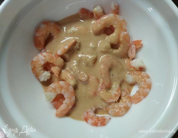 Креветки нужны уже отваренные и очищенные. По 100 г на порцию. Выкладываем креветки в соус и перемешиваем.