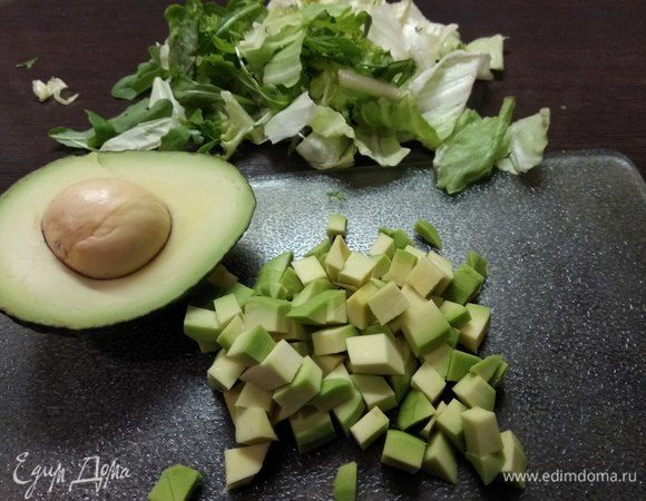 Салат шинкуем (я добавила немного руколы). Авокадо чистим и режем кубиками.