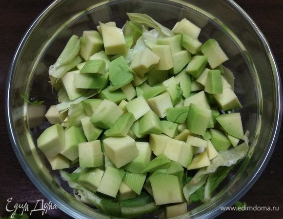 Собираем. На дно бокалов кладем салат, затем — кубики авокадо.