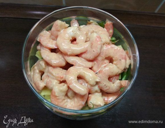 А сверху — порцию креветок в соусе. Соуса не жалеем.