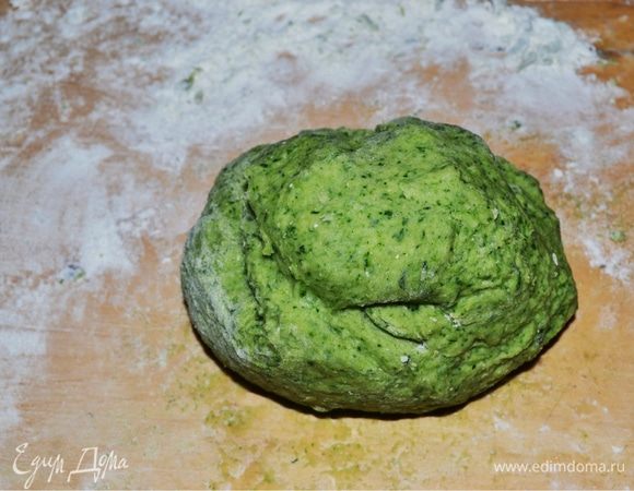Затем замешиваем тесто. Оно должно получиться гладким и эластичным, красивого зеленого цвета. Готовое тесто завернем в пленку и уберем отдыхать в холодильник минут на 20.