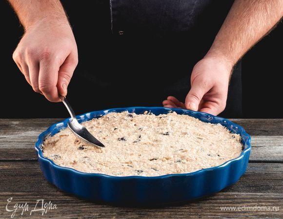 Керамическую форму для пирога Faberlic by Julia Vysotskaya застелите пергаментной бумагой, наполните творожной массой.