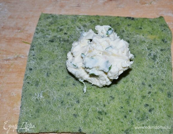 Нарезаем пласт теста на квадраты шириной примерно 7–8 см. В серединку кладем начинку. По периметру смазываем взбитым яйцом или водой. Накрываем одной половинкой начинку и заворачиваем, как конфету.