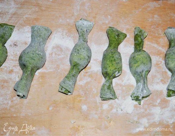 Вот такие конфеты должны получиться) Ставим воду на огонь. Когда закипит, то посолите воду (только с учетом соли в тесте пасты). Опускаем ее в кипящую воду, варим до готовности. Подаем, выложив на томатный соус и посыпав тертым пармезаном)