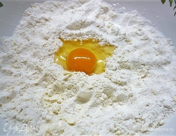 Далее добавляем яйцо, вливаем поднявшиеся дрожжи, перемешиваем.